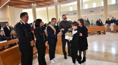 Rappresentanti della comunità ucraina offrono doni alla celebrazione della Santa messa Pasquale.